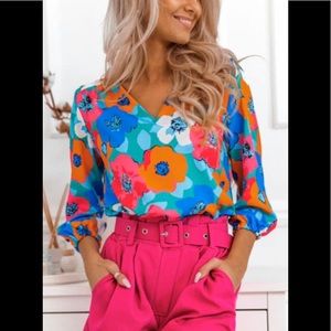💗 LAST ONE-MEDIUM V- neckline, vibrant print top/lantern, 3/4 sleeve/regular fit